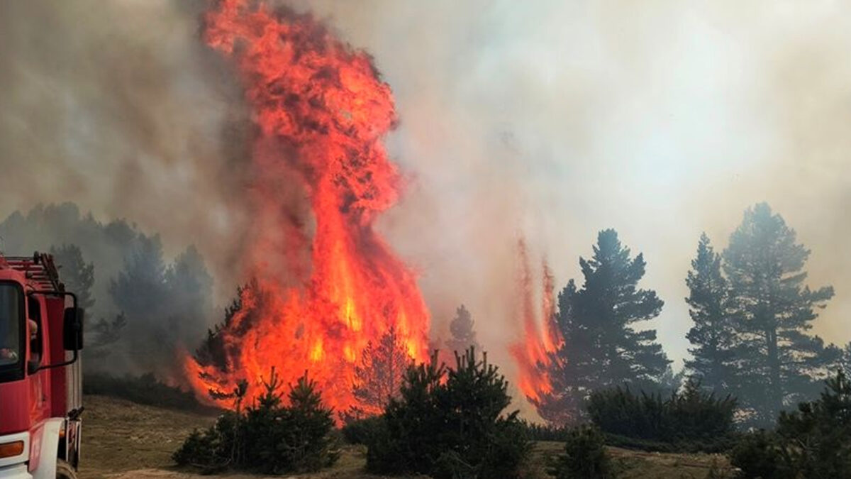 Για τρίτη μέρα καίει ανεξέλεγκτα η φωτιά στα Πιέρια Όρη