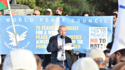 μεγάλη συγκεντρωση στο υπουργείο Εθνικής Άμυνας, ο Θανάσης Παφίλης, μέλος της ΚΕ του ΚΚΕ, κοινοβουλευτικός εκπρόσωπος του Κόμματος και Γενικός Γραμματέας του ΠΣΕ