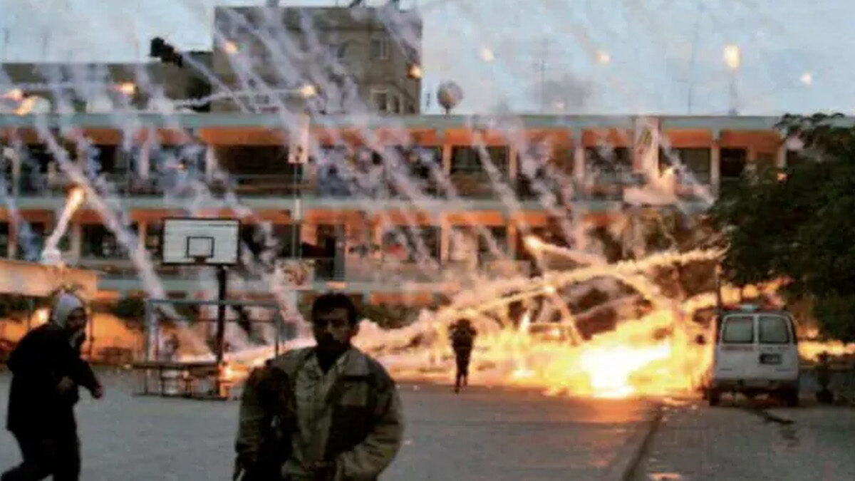 Βλήματα λευκού φωσφόρου - Παλαιστίνη: Από το 1983 η χρήση τους θεωρείται έγκλημα πολέμου, καθώς ο λευκός φώσφορος, όταν έρχεται σε επαφή με το οξυγόνο, προκαλεί θερμοκρασίες πάνω από 1.300 βαθμούς, κατακαίοντας τις σάρκες όποιου έρθει σε επαφή - Σιγή ιχθύος