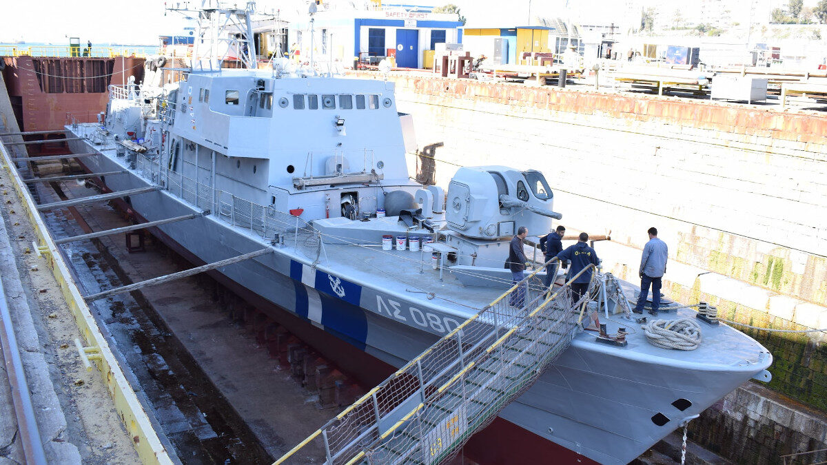 Πλωτό Ανοιχτής Θαλάσσης (ΠΑΘ) 080 «ΑΓ. ΕΥΣΤΡΑΤΙΟΣ» στη δεξαμενή για συντήρηση