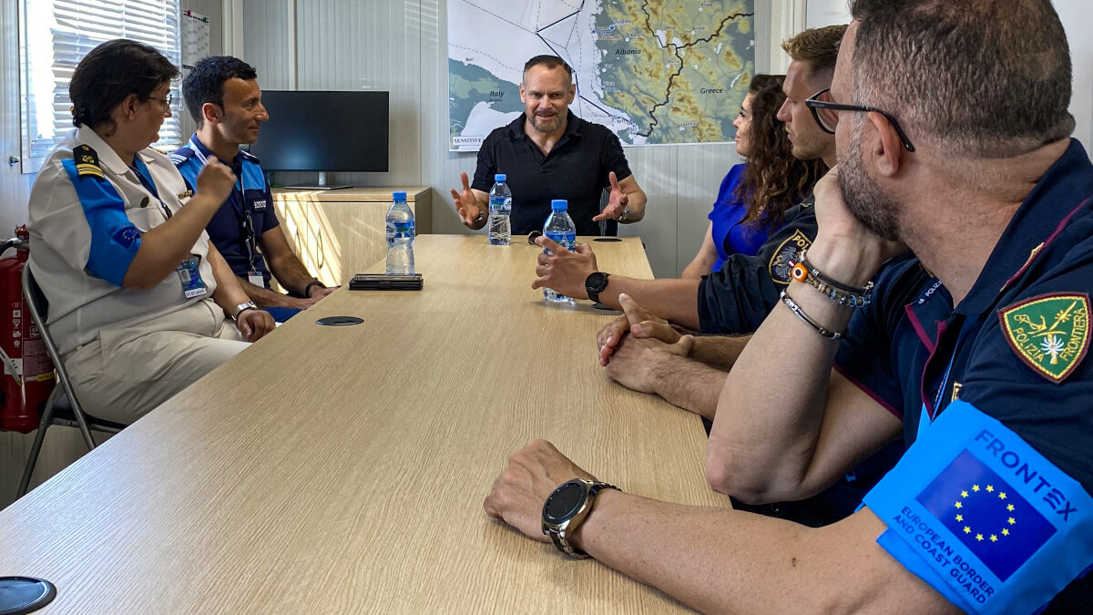 Ο Αναπληρωτής Εκτελεστικός Διευθυντής της Frontex Lars Gerdes συναντήθηκε με το αποσπασμένο προσωπικό στην Αλβανία