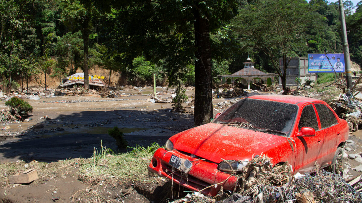 Τουλάχιστον 41 νεκροί και 17 αγνοούμενοι από πλημμύρες και κατολισθήσεις στην Ινδονησία