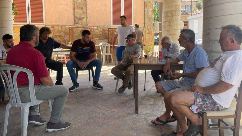 Η καμμένη έκταση γης από την πυρκαγιά στην Πηνεία Ηλείας - Κλιμάκιο του ΚΚΕ στην περιοχή