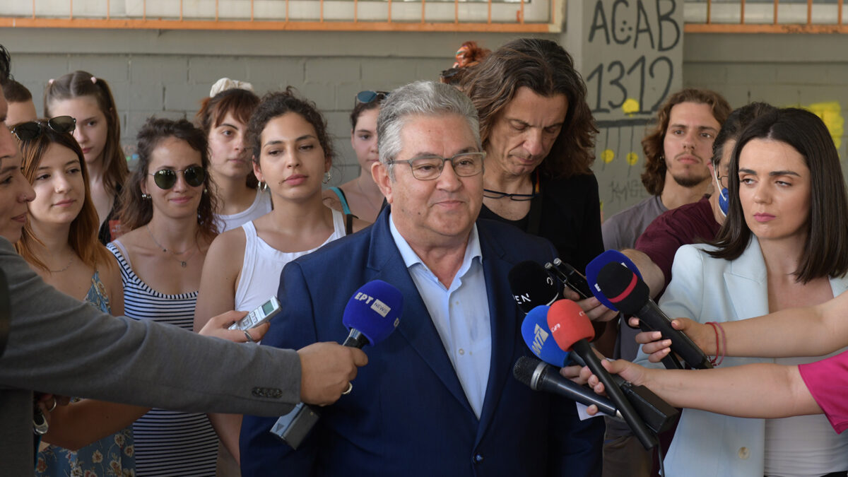 Ο Δημήτρης Κουτσούμπας ψηφίζει στις ευρωεκλογές του 2024 στη Νέα Ιωνία