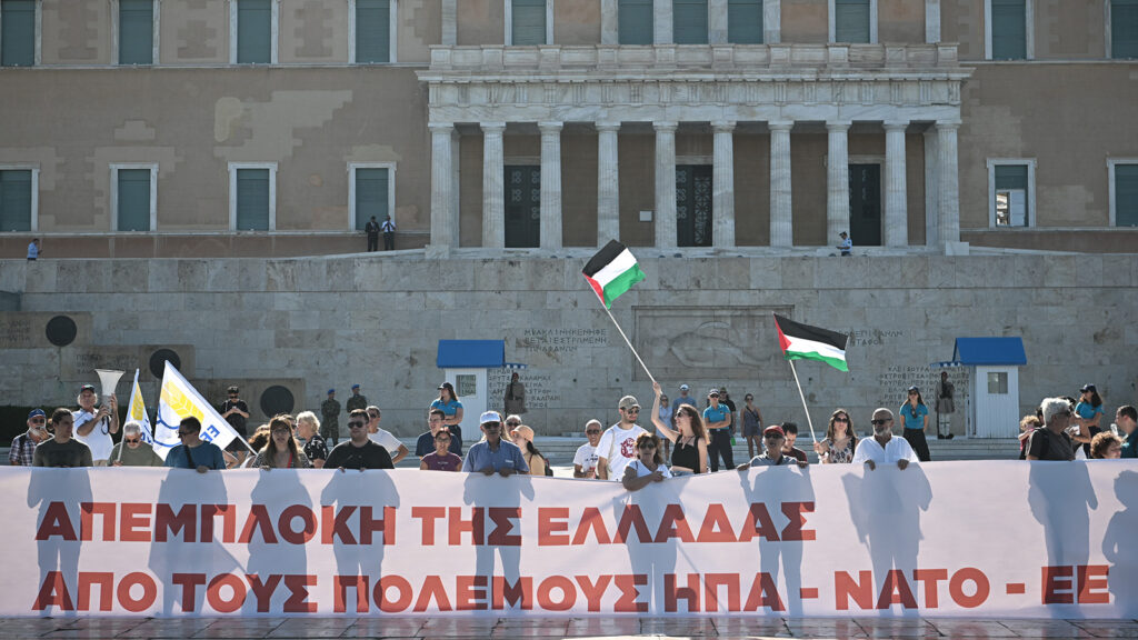 Πανό της ΕΕΔΥΕ ενάντια στη σύνοδο κορυφής του ΝΑΤΟ και της εμπλοκής της χώρας σε ιμπεριαλιστικούς σχεδιασμούς