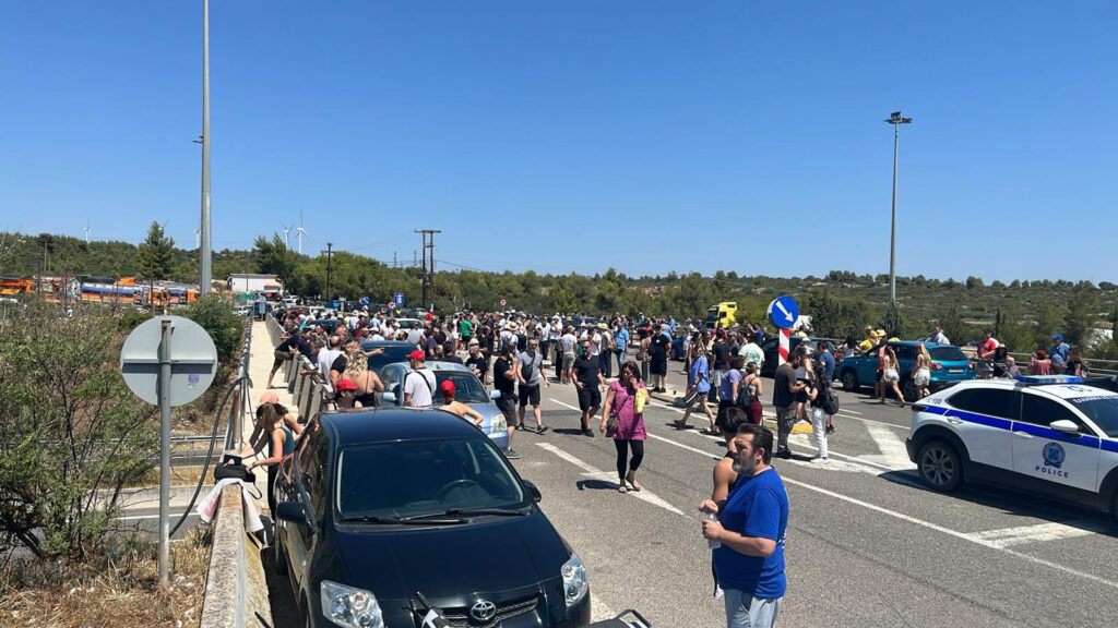 Απεργιακή συγκέντρωση στις πύλες της ΛΑΡΚΟ