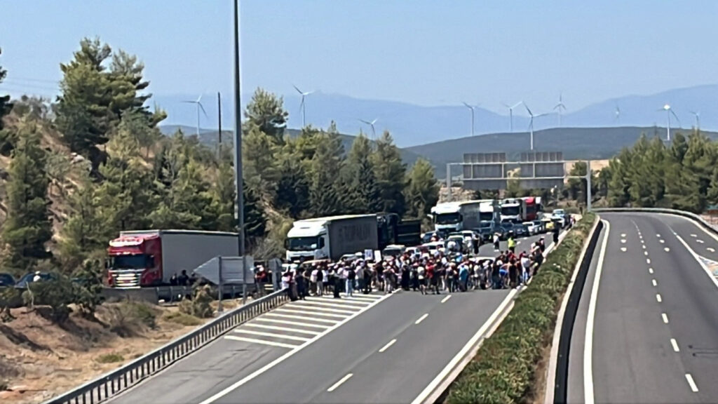 Απεργιακή συγκέντρωση στις πύλες της ΛΑΡΚΟ