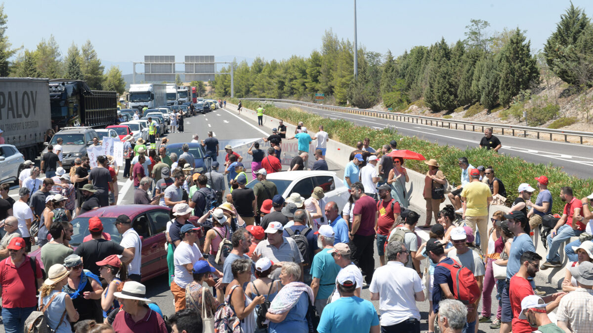 Απεργιακή συγκέντρωση στις πύλες της ΛΑΡΚΟ