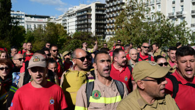 Κινητοποίηση πυροσβεστών έξω από τη βουλή
