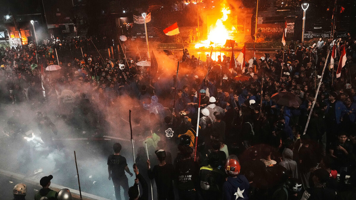 Μαζικές κινητοποιήσεις στην Ινδονησία για τη δολοφονία ενός οδηγού ταξί από την αστυνομία