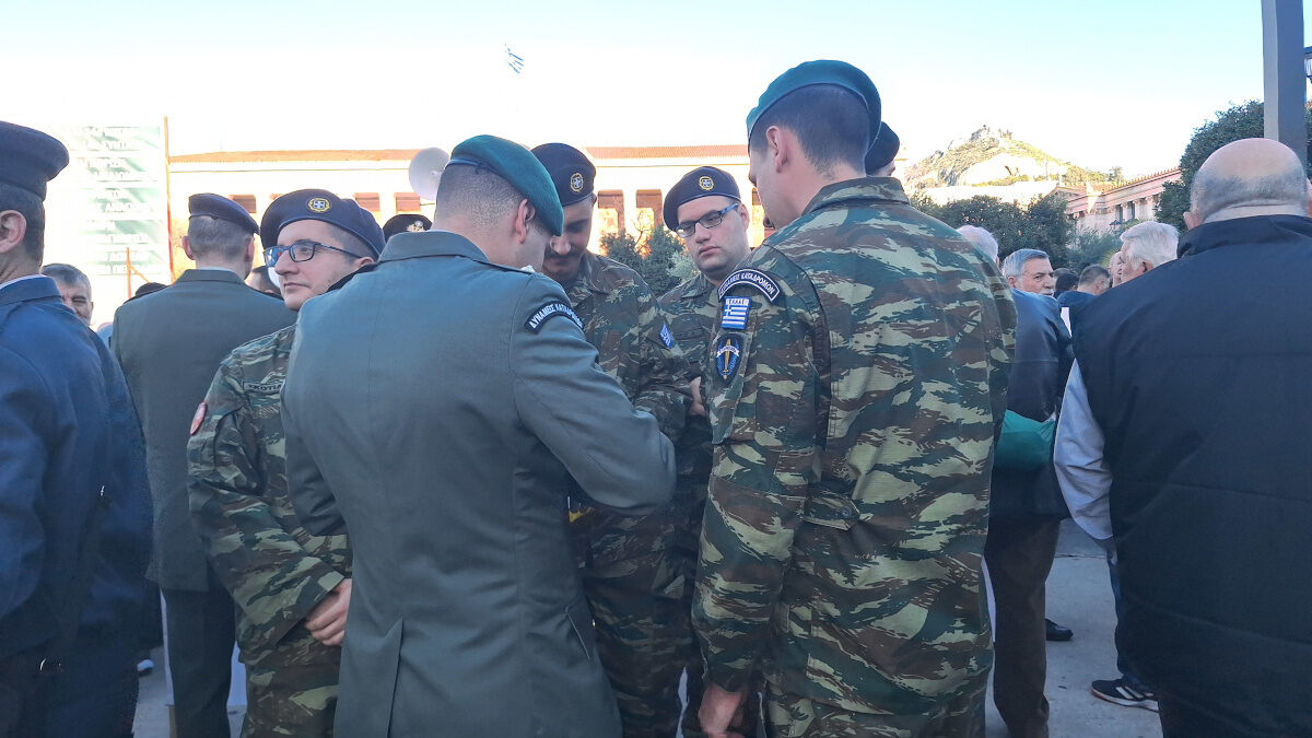Νέοι στρατευμένοι στο πλευρό των αξιωματικών και υπαξιωματικών στη μεγάλη κινητοποίηση στα Προπύλαια 29/11/2025