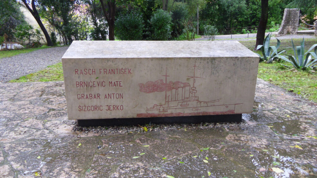 Στο Σκάλιαρι του Κότορ, του σημερινού καπιταλιστικού κράτους του Μαυροβουνίου, εκτελέστηκαν οι 4 πρωτεργάτες της εξέγερσης. Ο Τσέχος Φραντίσεκ Ρας (František Raš) και οι Κροάτες Άντουν Γκράμπαρ (Antun Grabar), Γιέρκο Σίζγκοριτς (Jerko Šižgorić) και Μάτε Μπρνίτσεβιτς (Mate Brničević). Οδηγήθηκαν εκεί από το Αυστροουγγρικό Ναυαρχείο και εκτελέστηκαν διά τουφεκισμού τα ξημερώματα της 11ης Φεβρουαρίου 1918. Το πέτρινο μνημείο που στήθηκε στο σημείο έχει εντοιχισμένη αναμνηστική πλάκα που αναγράφει τα ονόματα των τεσσάρων εκτελεσμένων. By Kuhl-k - Own work, CC BY-SA 4.0